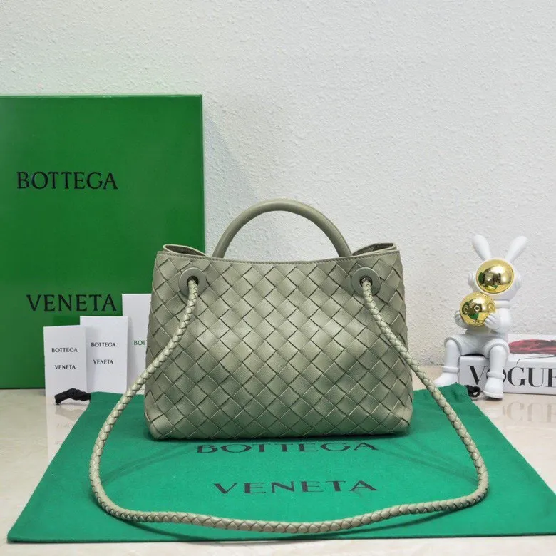 Batch 1860 B's 2023 spring and summer new model continues the brand's woven style with detailed metal knot switch buckles. This time, the shoulder straps are also made into tube weaves, showing different craftsmanship. The carrying method is versatile to create more different looks. Intrecciato woven leather small handbag, equipped with sliding crossbody strap. Internal compartments, including 1 zipper pocket and 2 open pockets with magnetic buckle closure. Size: 19*25*10.5cm, model: 7463#